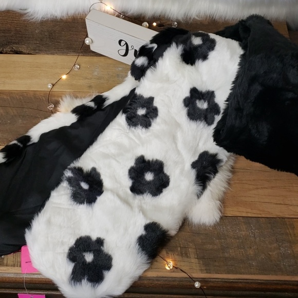 NWT Betsey Johnson Trolls Furry Scarf - Picture 6 of 6